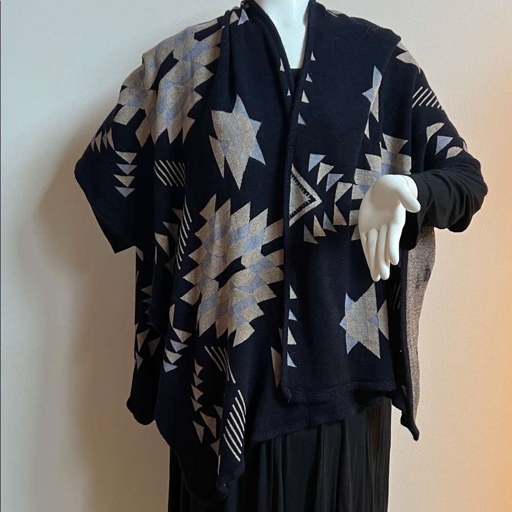 26 International Aztec Black and Cream Geometric Wrap